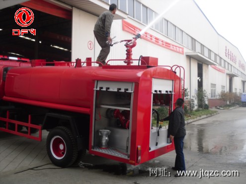 東風153消防灑水車（后面）